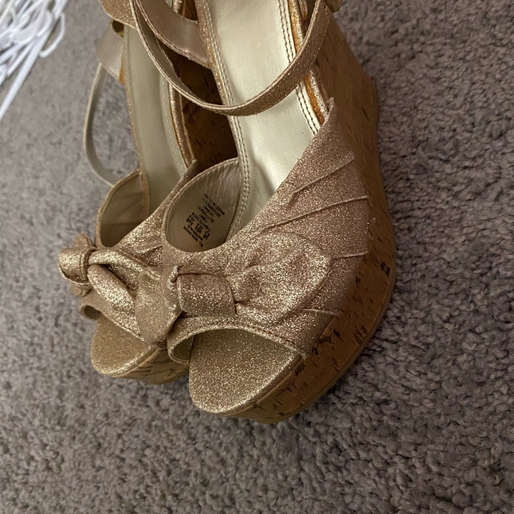 BARELY WORN sparkly high heel wedge shoes size 6-7 EXCELLENT CONDITION!!! - Picture 2 of 7